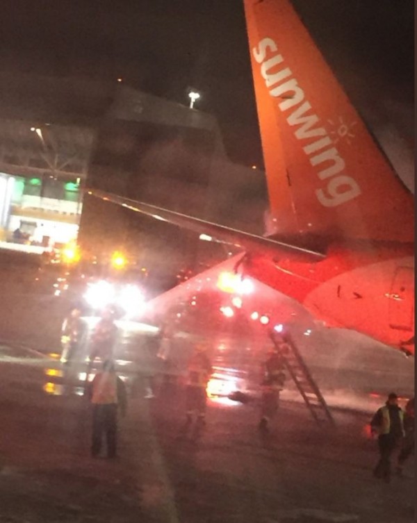 加拿大多倫多機場發生兩架飛機擦撞的意外，所幸無人受傷。（圖擷自推特）