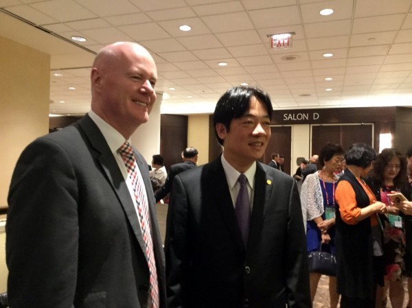 賴清德訪美,受邀至北美洲台灣商會聯合總會發表演講,與台灣摯友葉望輝相見歡。(南市府提供)