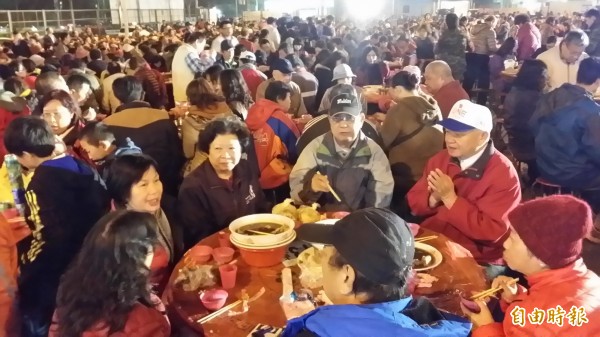 國民黨新竹市黨部2015年12月26日晚間在竹市樹林頭席開1035桌的萬人餐會場面。（資料照，記者蔡彰盛攝）
