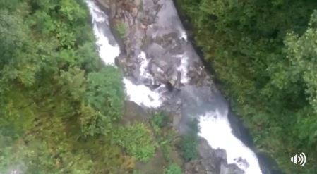 保育巡查員本月初在花蓮卓溪鄉瓦拉米步道山風一號橋發現黑熊母子在湍急的拉庫拉庫溪谷活動。黑熊母子為圖中黑點處。(圖擷取自環境資訊中新臉書粉絲專頁)