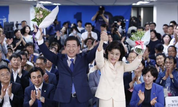 南韓週三(13日)舉行地方選舉,根據出口民調,南韓總統文在寅所屬的共同民主黨(DP)獲得壓倒性勝利,DP拿下14個行政區首長,包括首都首爾,62歲的朴元淳(藍西裝立者),成為首位迎來第3個任期首爾市長。(歐新社) 南韓週三(13日)舉行地方選舉,根據出口民調,南韓總統文在寅所屬的共同民主黨(DP)獲得壓倒性勝利,DP拿下14個行政區首長,包括首都首爾,62歲的朴元淳(藍西裝立者),成為首位迎來第3個任期首爾市長。(歐新社)
