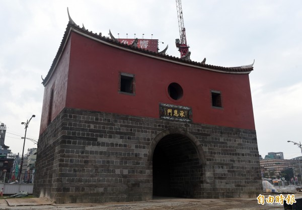 忠孝橋引橋拆除工程全區同步拆橋作業提前完成,北門古蹟重見天日,再展歷史光芒。(資料照,記者簡榮豐攝)