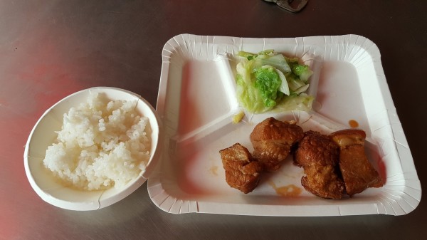 網友夾1肉1菜加白飯,竟要70元。(圖取自爆怨公社)