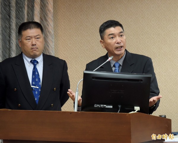 國防部副參謀總長執行官陳寶餘(右)、海軍司令部計畫處副處長胡嘉聖(左)列席備詢,針對國民黨立委曾銘宗質疑慶富獵雷艦案海軍是否涉弊,陳寶餘表示若有絕對依法行政,也會下台以示負責。(記者黃耀徵攝)