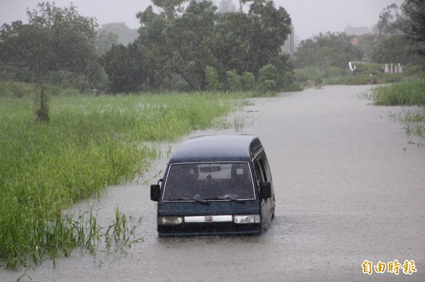 23日起南部地區開始下起大豪雨，嘉義、台南、高雄多處淹水，導致泡水汽機車數量不斷增加，近日傳出因維修需要大量零件，恐讓竊車集團蠢蠢欲動，各地警方陸續祭出對策嚴防，桃園市警局刑警大隊表示，將針對轄內相關業者、易銷贓處所加強佈線、查緝。（資料照）