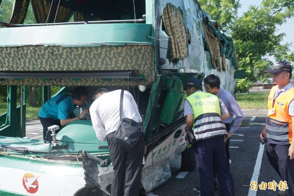 勘驗撞車前27秒影片，證明前車涉案不大、駕駛「沒意見」。圖為檢察官在阿羅哈客運車上調查事故原因。（資料照，記者黃佳琳攝）