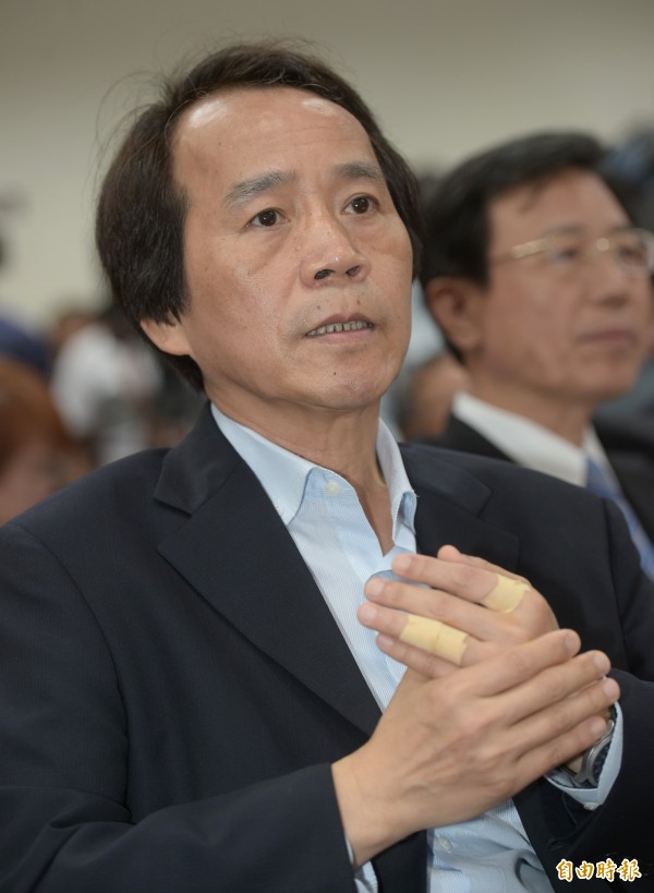 北市副市長林欽榮19日赴立院出席前瞻基礎建設公聽會,穿越鐵絲網圍籬,因推擠手部受傷。(記者張嘉明攝)
