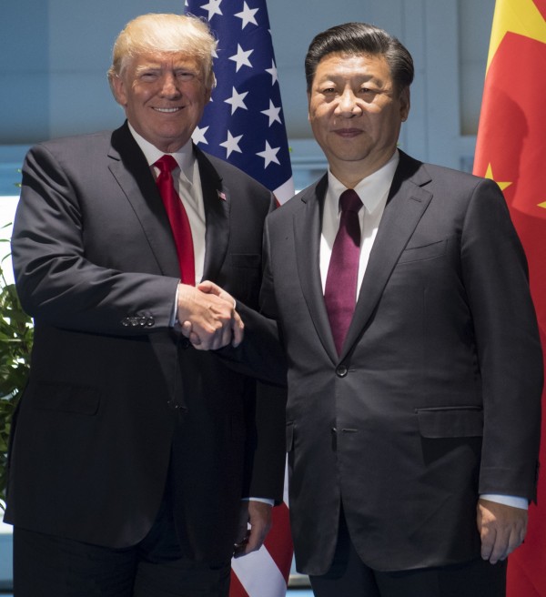 美國總統川普(左),只說了1句話,就讓中國領導人習近平(右)同意開放美牛。(美聯社)