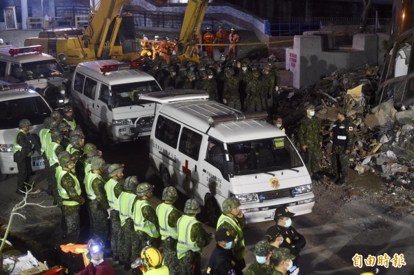 救護車在在雲門翠堤大樓旁待命。（記者簡榮豐攝）