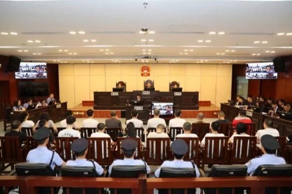 中國珠海市中級人民法院昨公開審理一宗跨境詐騙案,23名被告內包括15位台灣人。(圖擷自廣東法院網)