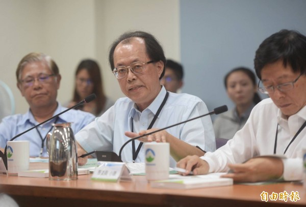 環保署8日下午再開觀塘案環評會議,李堅明與馬小康、李錫堤3名學者與會。(記者林正堃攝) 環保署8日下午再開觀塘案環評會議,李堅明與馬小康、李錫堤3名學者與會。(記者林正堃攝)
