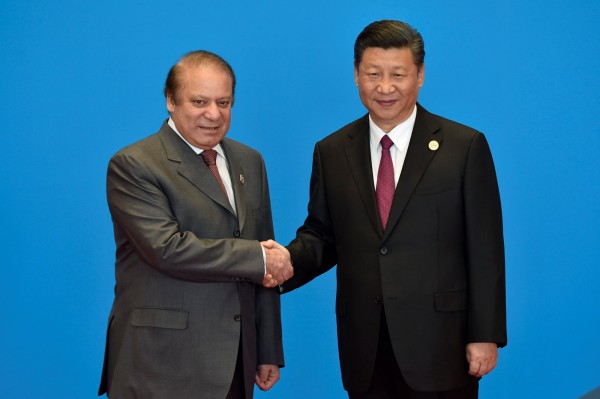 巴基斯坦傳出日前取消中國高達140億美元，用於建設迪阿莫巴沙大壩的資金資助。圖為中國國家主席習近平，和巴基斯坦前總理納瓦茲·夏立夫（Nawaz Sharif ）。（路透社）
