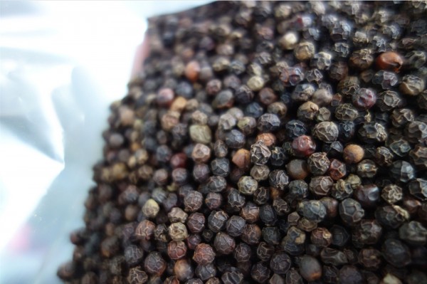 衛福部公布最新邊境檢驗,香料廠商小磨坊進口的黑胡椒被驗出殘留農藥含量不符規定,在邊境被攔下,沒有流入市面。(圖取自中央社,食藥署提供)