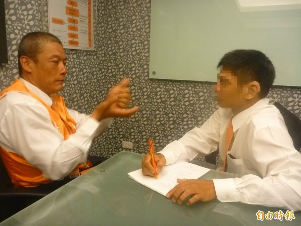 王浩（左）比劃著手語，傳授他的賣屋秘訣。（資料照）