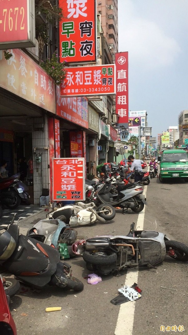 桃園市桃園區中山路旁停放15輛機車，中午12點40分被一輛自小客車撞倒毀損，還好沒人受傷。（記者周敏鴻攝）