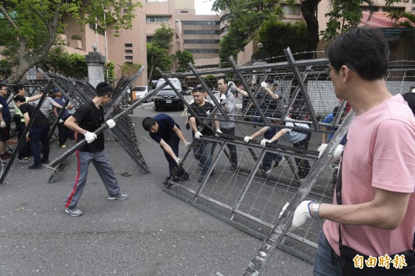 警方8日下午起即在立法院週邊架起層層拒馬，因應即將登場的陳抗活動。（記者叢昌瑾攝）