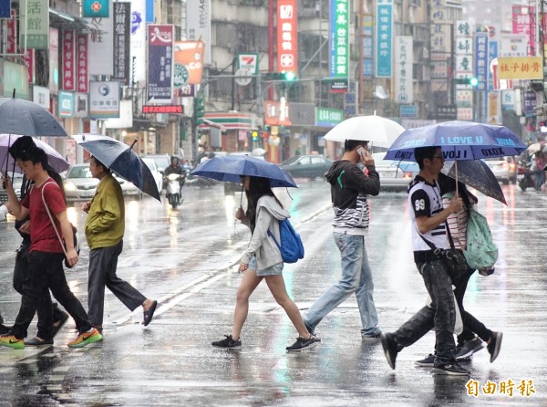 氣象局指出,今天將有鋒面通過台灣北部海面,使得北部地區、東半部地區、中南部地區的降雨機率提高。(資料照,記者張嘉明攝)