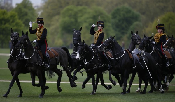 英國皇家騎兵隊成員今到海德公園(見圖)鳴放禮炮,慶祝英國女王的生日。(美聯社)