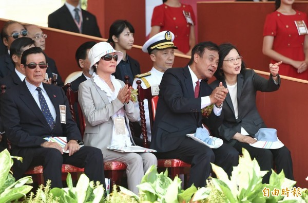 總統蔡英文頻頻和立法院長蘇嘉全交談,並未和前總統馬英九有太多互動。(記者方賓照攝)