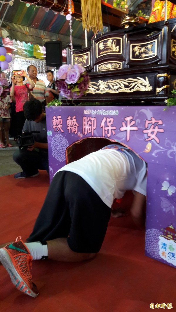 新竹市竹蓮寺與新竹市府舉辦做16的成年禮活動，邀請年輕朋友28日來參加「轉大人」鑽轎腳祈福。（記者洪美秀攝）
    