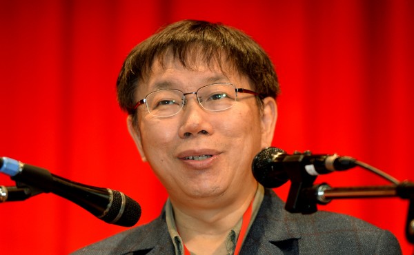 「柯p新政進度條」po影片 說明柯血壓飆升原因