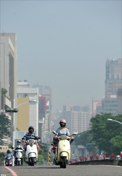 交通部長賀陳旦昨表示，汰換高污染車輛必須補助及管制併行，願意淘汰車輛的民眾，可以給張電子票證，政府儲值補貼公共運輸費用。圖為空氣污染嚴重地區，天空一片灰朦朦。（資料照）