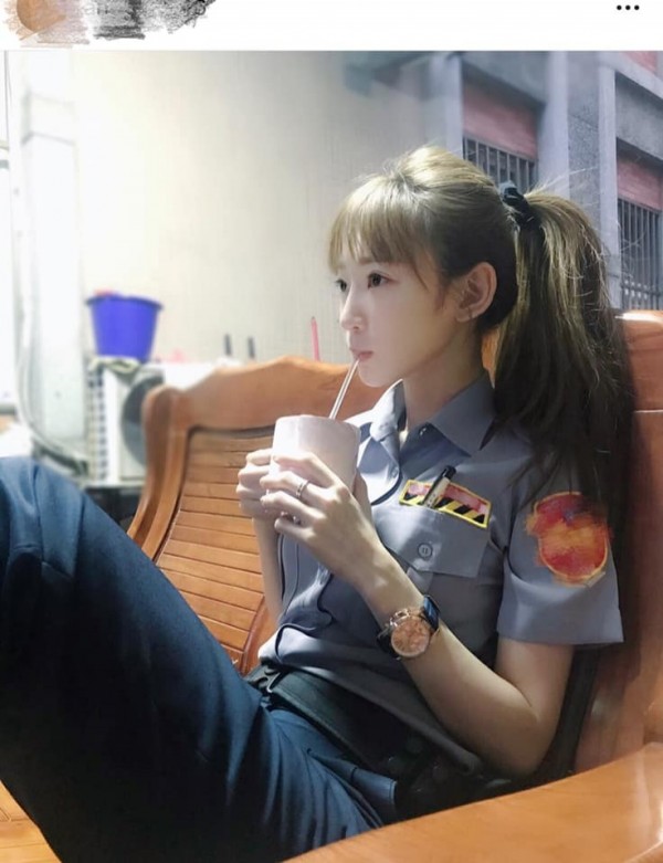桃園市政府警察局交通警察隊1名外表亮麗的女警近期內引起網友暴動。(圖擷取自爆廢公社)