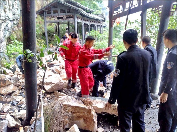 台灣戲院公會旅行團昨在中國湖北省三峽風景區遭遇落石，釀成三死二傷的悲劇；圖為事故現場。（中央社）