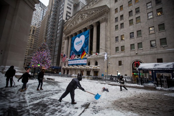 遭受30年來最大暴風雪侵襲，紐約宣佈入緊急狀態。（澎博）