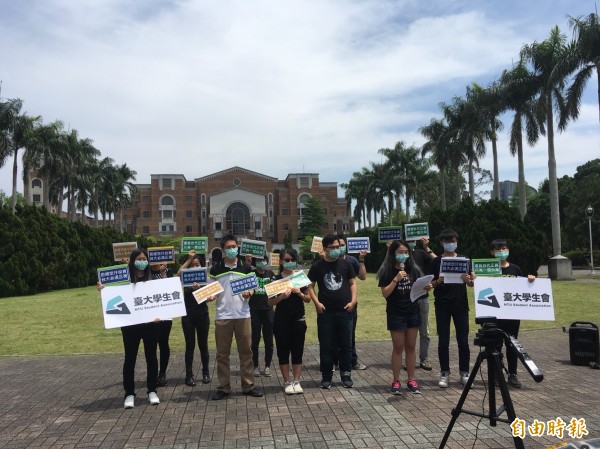 台大學生會與校內多個系所學生會，今天中午發起反空污小遊行，訴求政府應積極面對空污對中南部造成的區域不正義。（記者林曉雲攝）