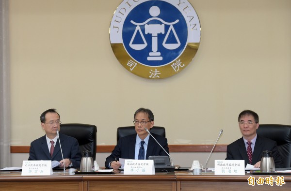 司法改革國是會議第二組20日上午召開,台大法律系教授林子儀(中)擔任召集人,與司法院院長許宗力(左)等人討論各項議題。(資料照,記者黃耀徵攝)