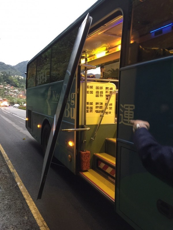 就讀基隆市國中三年級女學生搭基隆客運返家時，公車後車門突然開啟，導致她摔落車下慘遭輾斃。（記者林嘉東翻攝）