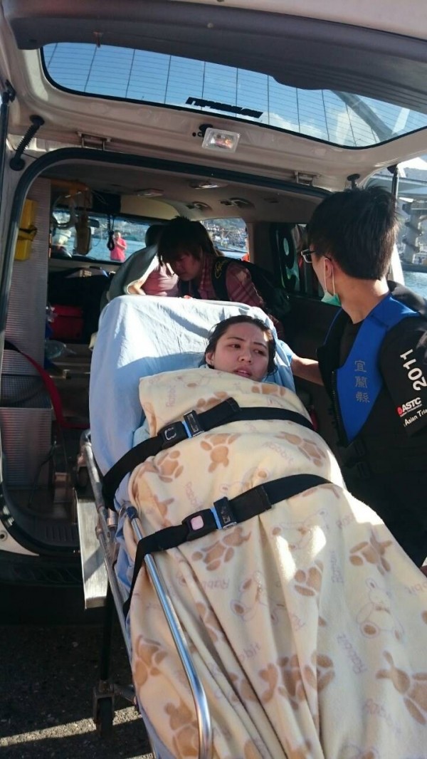 å©åå¥³éå®¢è¸æµªï¼ä¸æè¢«å·¨æµªæ²åºå¤æµ·ï¼å¨æµ·é¢è¼æµ®è¼æ²ï¼æ¶é²äººå¡æå ±å±éææï¼æå¹¸å·²å¹³å®æèµ·ãï¼åç±æ°ç¾æä¾ï¼