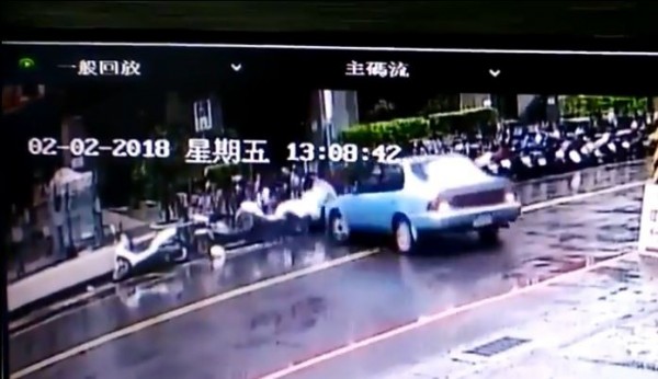 1輛路邊臨停的自小客車不明原因，竟在原地打R檔倒退「大迴旋」。（圖擷取自影片）