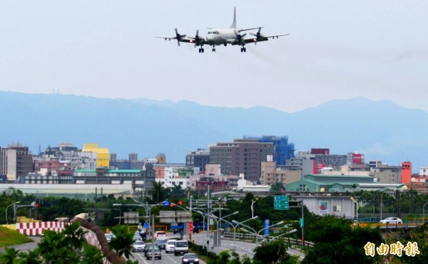 P-3C完任戰備偵巡任務,平安返回空軍花蓮基地。(記者游太郎攝)