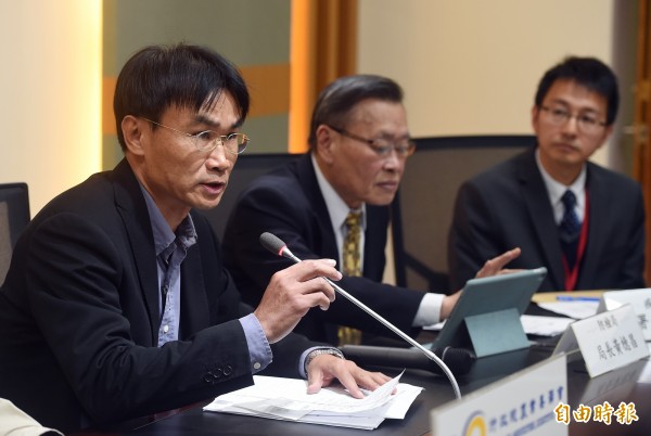 農委會副主委陳吉仲指出，台南市六甲區一火雞場確診感染H5N6高病原性禽流感病毒，由於該病毒會傳人，為防疫考量，今天建議行政院成立「中央災害應變中心」。（記者廖振輝攝）