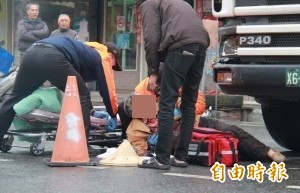 林婦被貨車撞飛，貨車司機趕緊下車詢問傷況。（記者陳冠備攝）