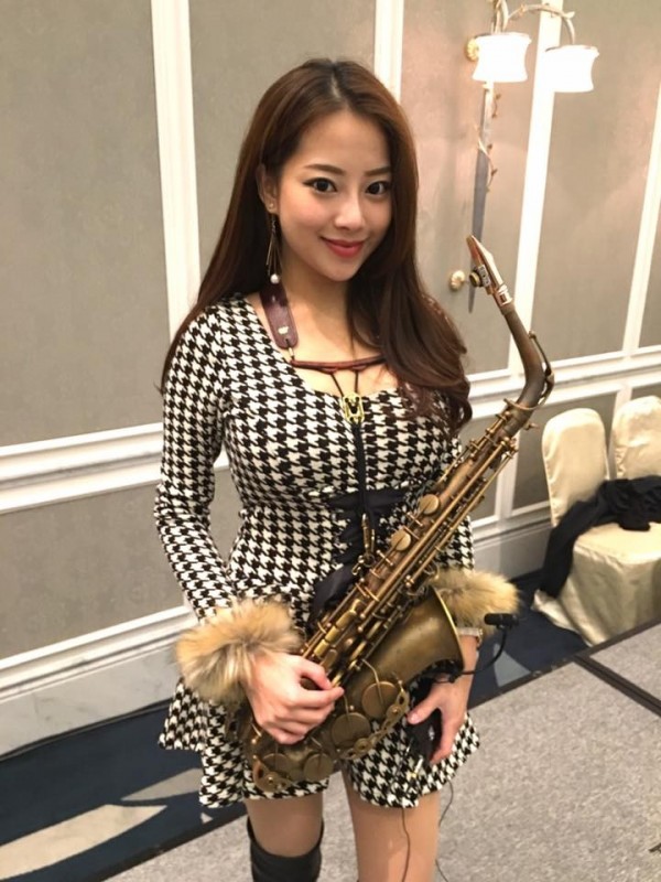 網路公司請正妹吹奏薩克斯風,網友焦點全放錯。(圖片擷取自臉書)