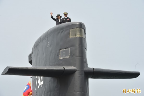 蔡英文總統登上潛艦。(記者張忠義攝)