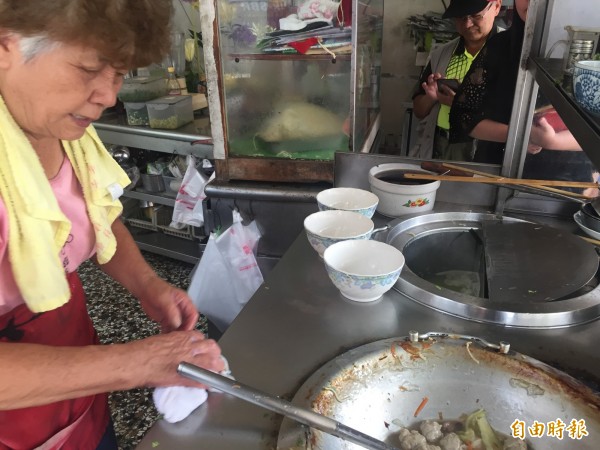 潭子區「阿婆肉焿」店的老闆「阿婆」。(記者歐素美攝) 潭子區「阿婆肉焿」店的老闆「阿婆」。(記者歐素美攝)