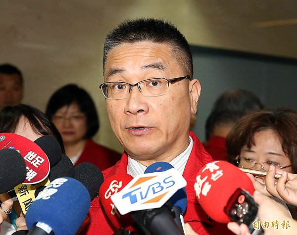 Executive Yuan spokesman Hsu Kuo-yung talks to reporters in Taipei on Tuesday after it was announced that he would take over as minister of the interior.
Photo: CNA
Executive Yuan spokesman Hsu Kuo-yung talks to reporters in Taipei on Tuesday after it was announced that he would take over as minister of the interior.
Photo: CNA