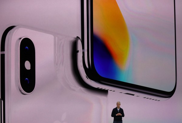 iPhoneX因其售價太高,被認為中國人可能買不起,對此中國網友爆氣怒嗆「不是買不起,是不稀罕!」(法新社)