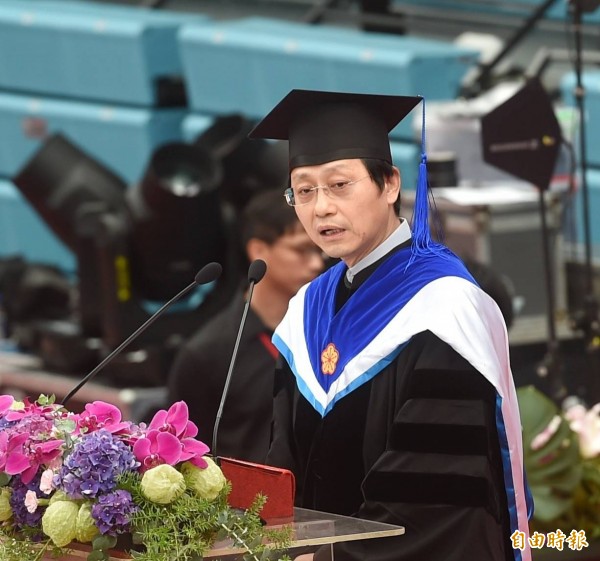 台灣大學創校90週年今(10日)辦畢業典禮,代理校長郭大維上台致詞,重提校長遴選爭議,讓台大陷入巨大危機。(記者方賓照攝)