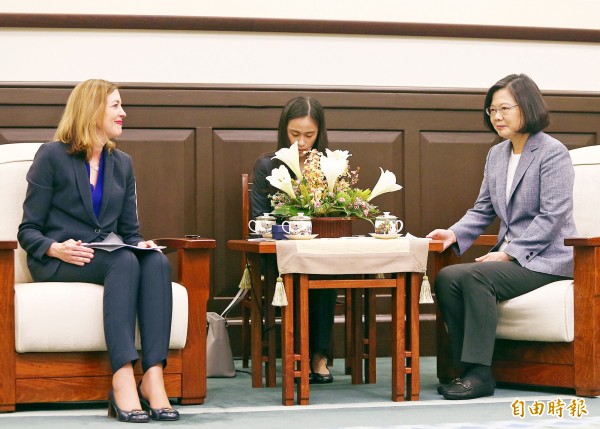 President Tsai Ing-wen, right, yesterday meets with US Assistant Secretary of State for Educational and Cultural Affairs Marie Royce at the Presidential Office.
Photo: CNA President Tsai Ing-wen, right, yesterday meets with US Assistant Secretary of State for Educational and Cultural Affairs Marie Royce at the Presidential Office.
Photo: CNA