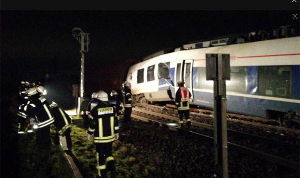 德國發生2列火車相撞，造成50多人受傷。（取自《Express.co.uk》）