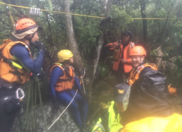 3好友上山狩獵途中受困沙洲，消防人員冒險救人。（記者李容萍翻攝）