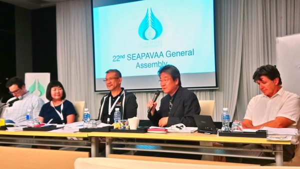 井迎瑞榮譽教授(右2)在SEAPAVAA年會中提出以台北「電影蒐藏家博物館」舉辦2021年年會暨論壇,並且獲得大會通過。(圖:南藝大提供)