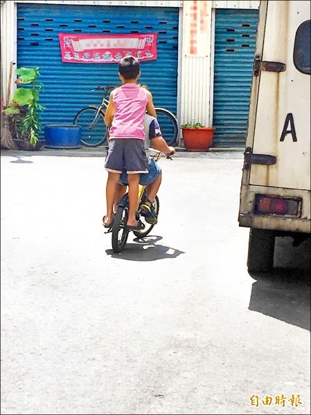 就讀小五洪姓學童央求王姓同學陪同，兩人騎著小單車，從嘉義朴子市去雲林找洪童母親；圖中學童衣服已變色處理。（記者蔡宗勳攝）