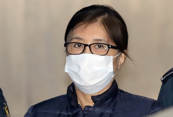 導致南韓前總統朴槿惠下台的「閨密干政門」主角崔順實,遭韓檢方求處25年有期徒刑,還要罰款與追回近35億台幣不當所得。(法新社)