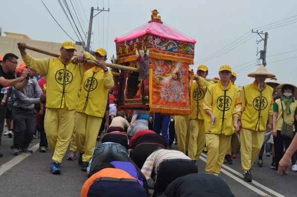 苗栗縣通霄鎮白沙屯媽祖南下進香,所經之處受到信眾歡迎,更多信眾加入隨香行列,場面熱烈。(資料照,記者蔡文正攝)